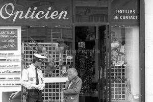 Policial e mulher conversam no Quai Saint-Michel