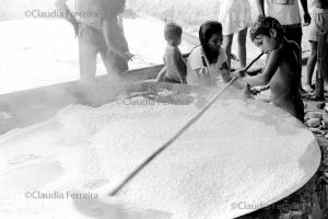 Torrando farinha de mandioca