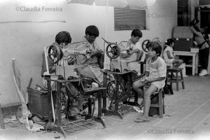 Sapateiros trabalhando em uma rua