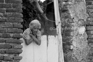 Senhora no portão