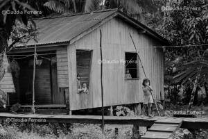 Crianças ao lado de um afluente do Rio Amazonas