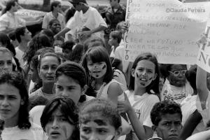 Manifestação de pais e alunos de escolas municipais contra falta de professores