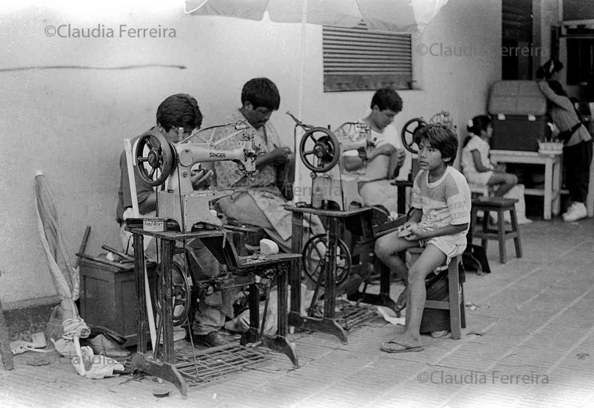 Sapateiros trabalhando em uma rua