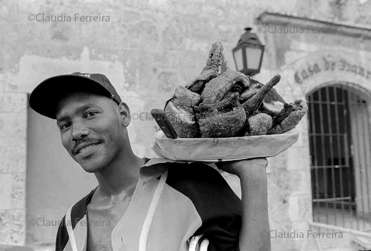 Carregando uma bandeja de torresmos 