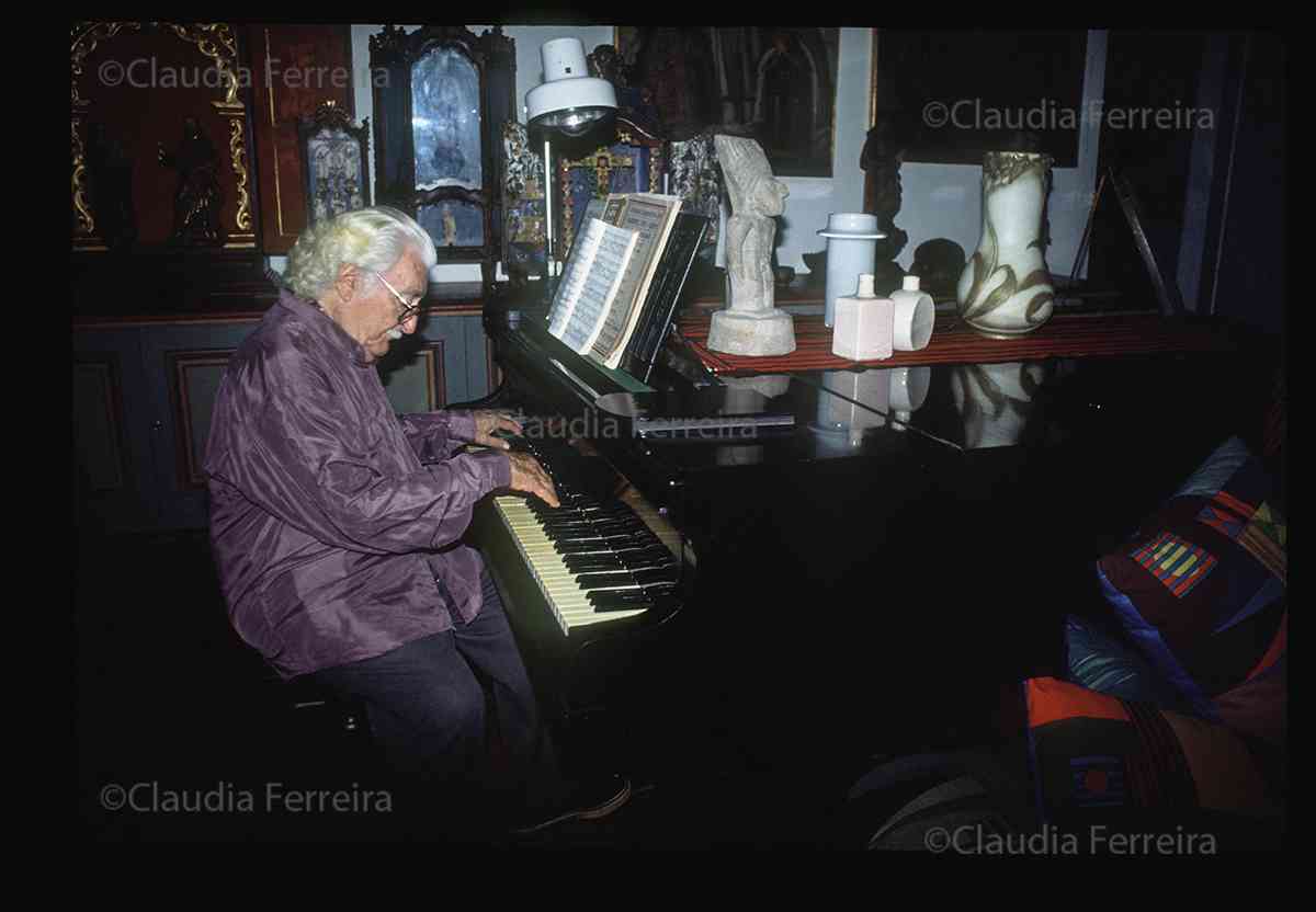 Roberto Burle Marx Plays Piano 