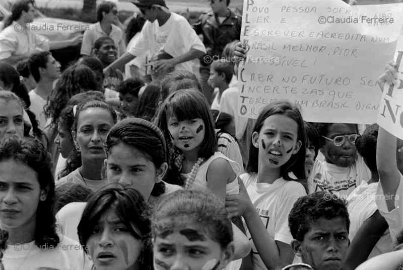 Manifestação de pais e alunos de escolas municipais contra falta de professores