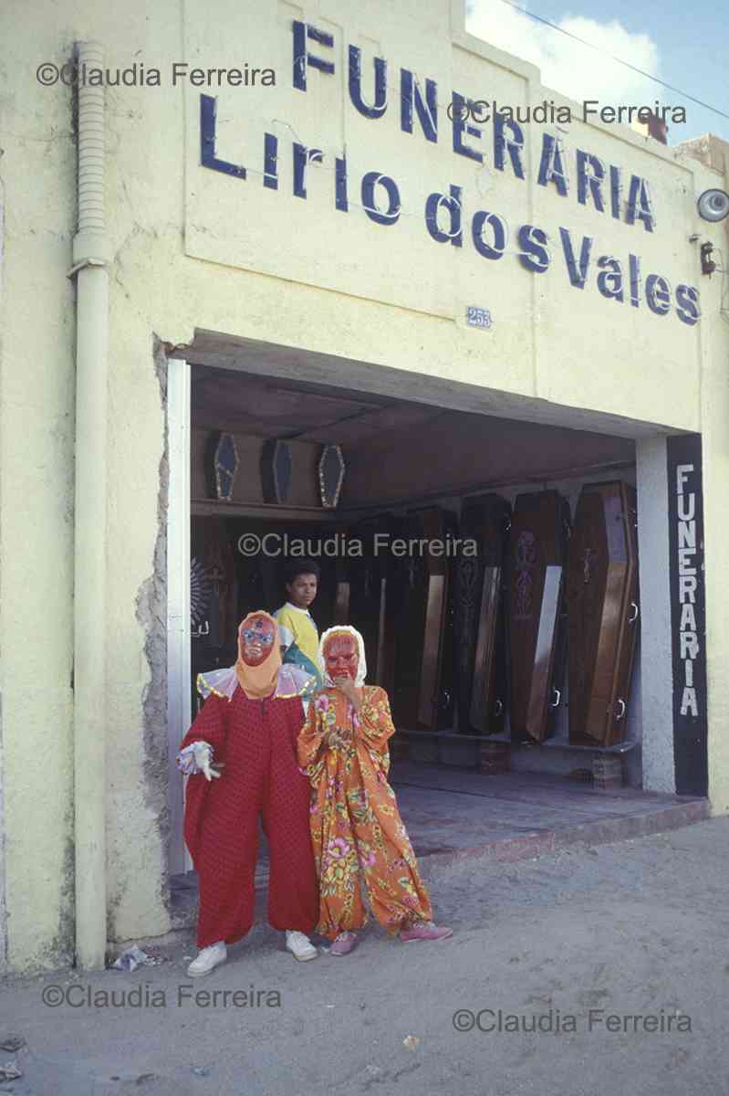 Foliões vestidos no Carnaval de Olinda